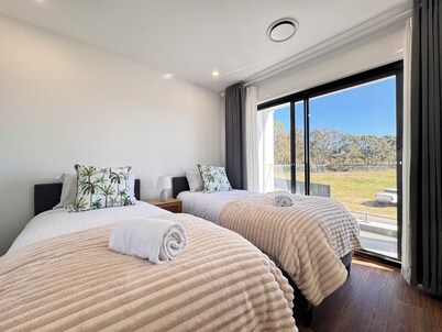Blue Haven Retreat - Marsden Park Townhouse