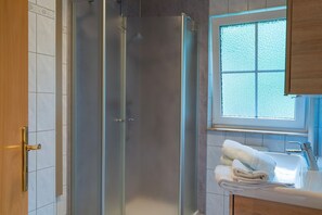 Shower, hair dryer, towels - Am Deich Haus 32 - Comfortable vacation home on the dike with terrace, garden and (Zingst)