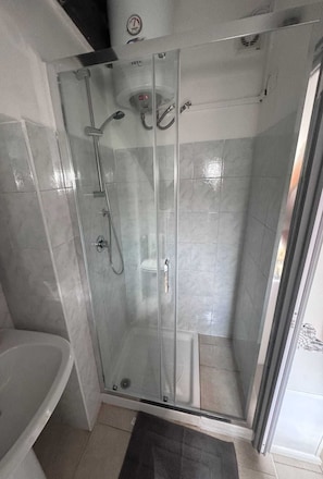 Shower, towels, soap, toilet paper - Abba Center Cozy downtown apartment Close to places of interest (Torino)