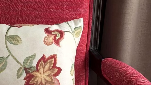 A red chair with a floral pillow. - Lisbon Wine Hotel (Lisbon)