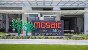 Een bordje voor Mosaic serviced residences in SouthKey.