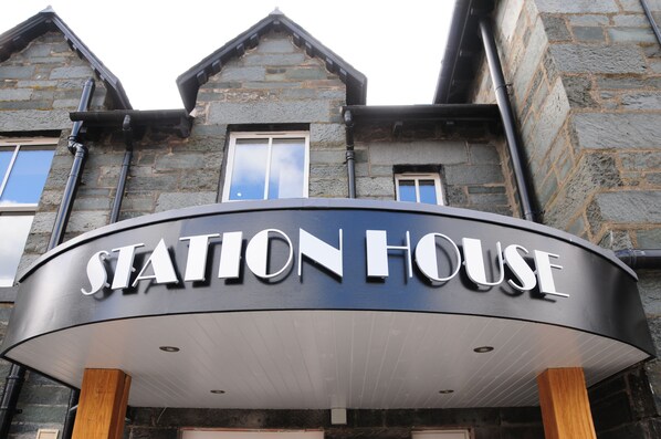 A building with a curved entrance and a sign that reads "Station House".