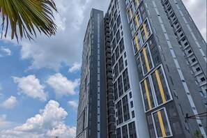 A high-rise building with multiple floors and balconies. - Sunway Grid by RR JBcity (Iskandar Puteri)