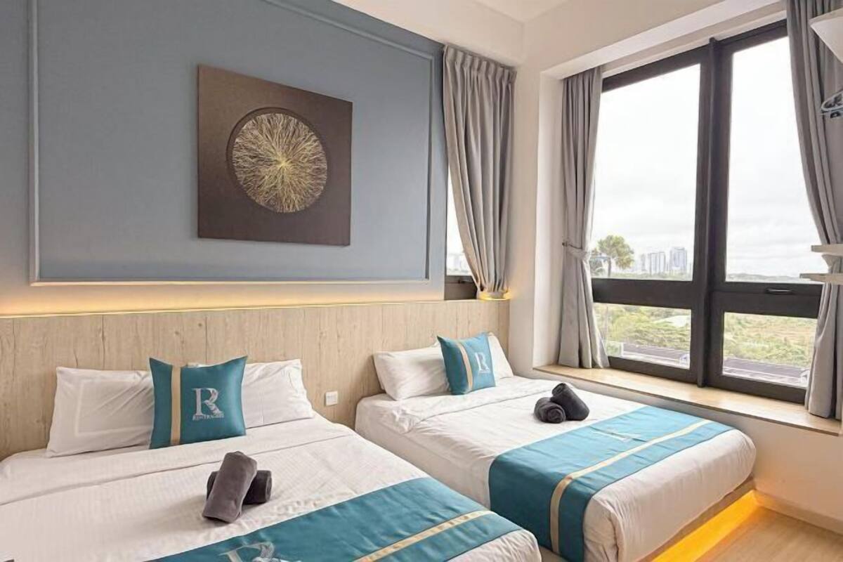 Een hotelkamer met twee bedden, uitzicht op de stad en een decoratief wandobject.