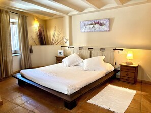 Travel crib, free WiFi, bed sheets