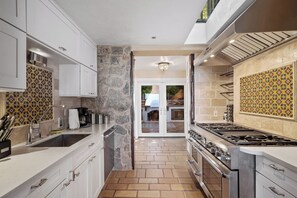 Mikrobølgeovn, ovn, kokeplater og oppvaskmaskin