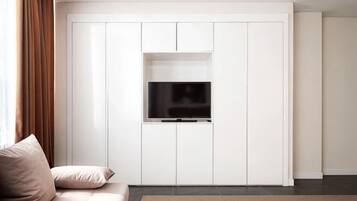 Cribs/infant beds