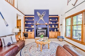 Una Smart TV, una chimenea, videojuegos, un reproductor de DVD