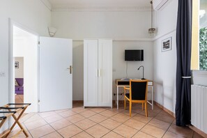 Appartement, 2 chambres | Bureau, fer et planche à repasser, accès au Wi-Fi (inclus)