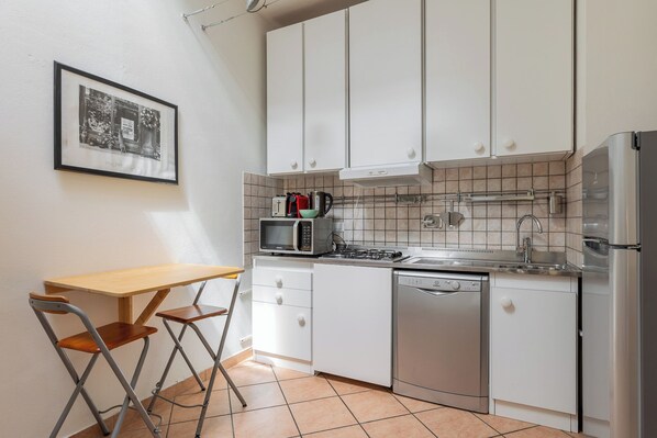 Appartement, 2 chambres | Cuisine privée | Réfrigérateur, four à micro-ondes, surface de cuisson, lave-vaisselle