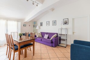 Apartment, 2 Schlafzimmer | Wohnbereich | 30-Zoll-Fernseher mit Satellitenempfang