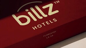 Ein rotes Schild mit dem Schriftzug "billz hotels" und dem Zusatz "floristry LA, CA".