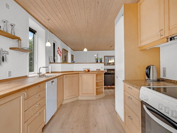 Fridge, microwave, dishwasher, cookware/dishes/utensils