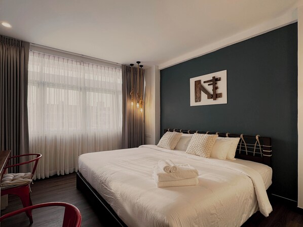 Chambre Familiale, salle de bains privée, vue ville | Bureau, espace de travail pour ordinateur portable, Wi-Fi gratuit