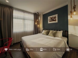 Kamar Double Deluks, 1 Tempat Tidur King, kamar mandi pribadi, pemandangan kota | Meja kerja, ruang kerja ramah laptop, kedap suara, dan Wi-Fi gratis