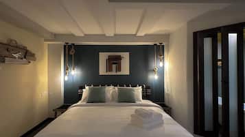 Escritorio, espacio para trabajar con laptop y wifi gratis