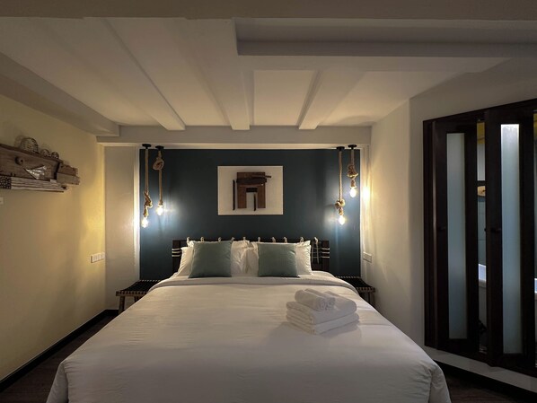 Habitación cuádruple familiar, balcón, vistas a la ciudad | Escritorio, espacio para trabajar con un portátil, wifi gratis