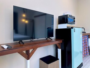 Comfort Studio, 1 King Bed, Private Bathroom | Desk, laptop workspace, free WiFi
