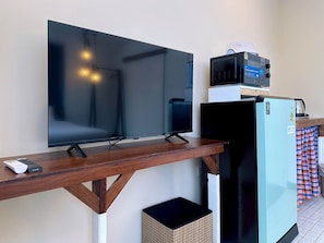 Comfort Studio, 1 King Bed, Private Bathroom | Desk, laptop workspace, free WiFi