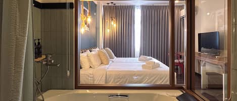 Deluxe-værelse med 2 enkeltsenge - mikrobølgeovn - byudsigt | Badeværelse | Separat badekar og bruser, hårtørrer, håndklæder, Sæbe