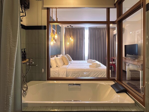 Habitación Deluxe con 2 camas individuales, microondas, vistas a la ciudad | Baño | Bañera y ducha independientes, secador de pelo, toallas y jabón