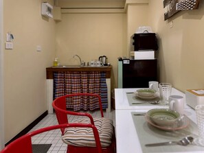 ห้องแฟมิลี่สำหรับสี่ท่าน, ระเบียง, วิวเมือง | บริการอาหารในห้องพัก