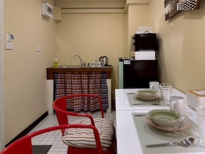 Familien-Vierbettzimmer, Balkon, Stadtblick | Essbereich im Zimmer
