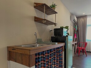 Deluxe Double Room, 1 Katil Raja (King), Private Bathroom, City View | Dapur peribadi | Peti sejuk/penyejuk beku saiz penuh, ketuhar gelombang mikro