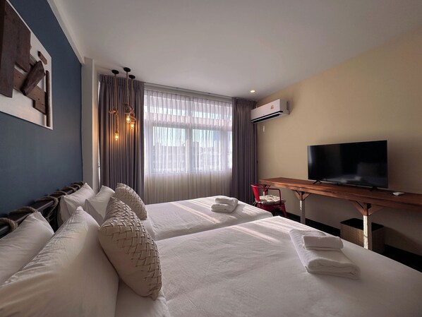 Deluxe Twin Room, Microwave, City View | Meja, ruang kerja komputer riba, Wi-fi percuma
