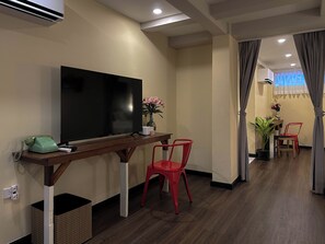 ห้องแฟมิลี่สำหรับสี่ท่าน, ระเบียง, วิวเมือง | โต๊ะทำงาน, พื้นที่ทำงานแบบใช้แล็ปท็อป, Wi-Fi ฟรี