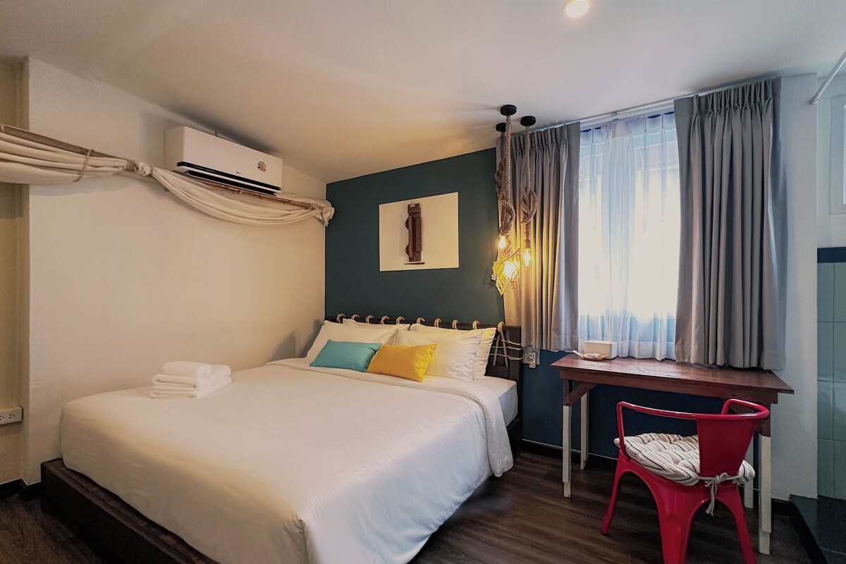 Ein Hotelzimmer mit einem Bett, einem Schreibtisch und einem Stuhl.