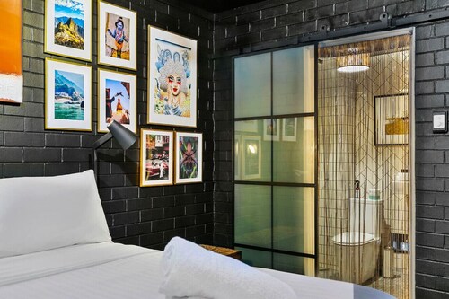 Black Canvas Lux Getaway