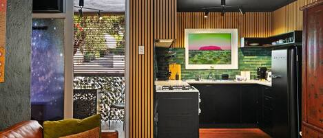 Réfrigérateur, micro-ondes, four, plaque de cuisson