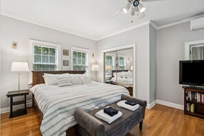 6 bedrooms, desk, iron/ironing board, WiFi