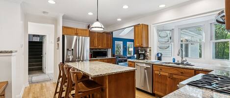 Jääkaappi, mikroaaltouuni, uuni, liesi