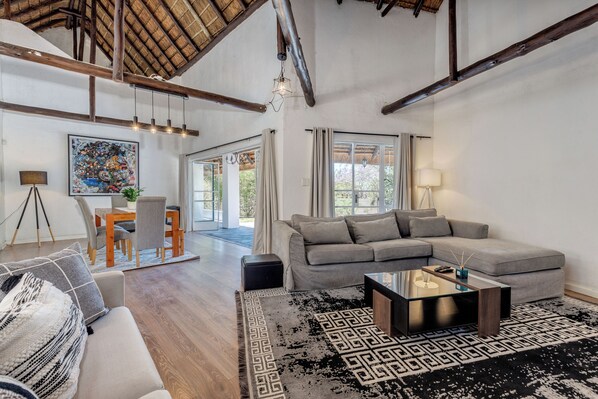 TV, fireplace - Superb 7-bedroom villa in Sandton (Sandton)