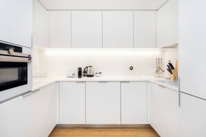 Kjøleskap, mikrobølgeovn, ovn og kokeplater