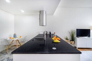 Fridge, microwave, oven, stovetop - Alcântara Smart Studio | AC | Lx Factory (Lisboa)