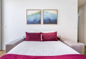 Tabla de planchar con plancha, wifi y ropa de cama 