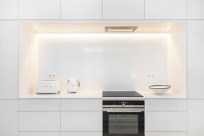 Réfrigérateur, micro-ondes, four, plaque de cuisson