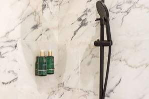 Regadera y secadora de cabello 
