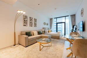 Deluxe Studio, Balcony, City View | Living area