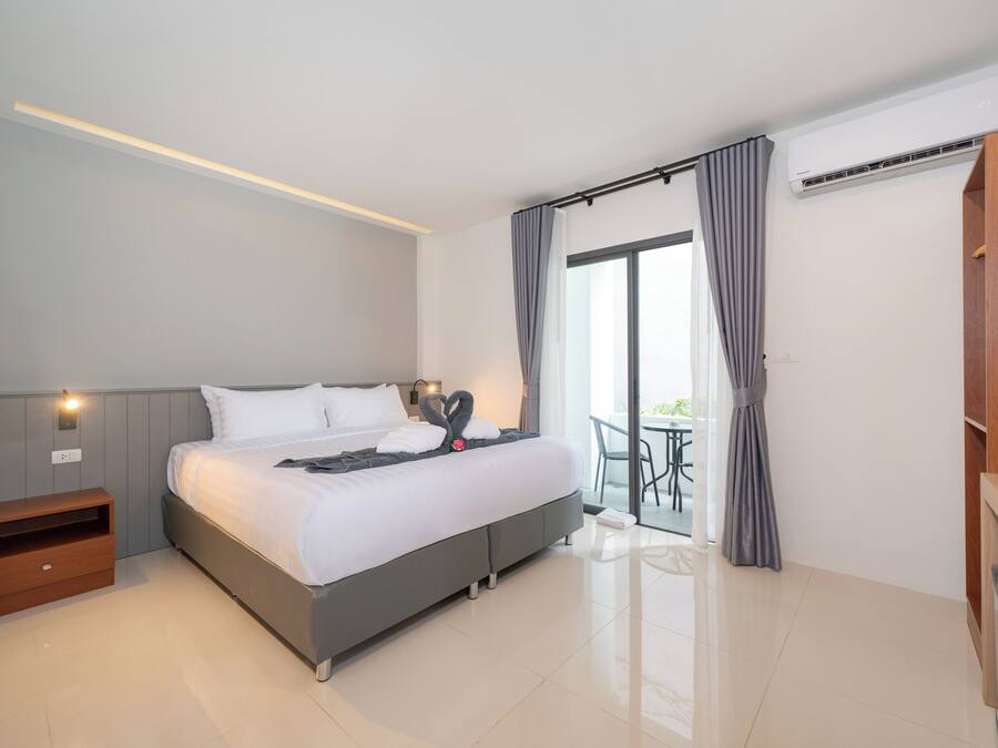 Deluxe Double Room, Balcony | Free WiFi, bed sheets