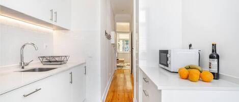 Refrigerador, microondas, horno, placa de cocina