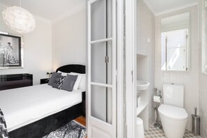 Shower, hair dryer - Prime Location Design Family Apartment | Wi-Fi (Lisboa)