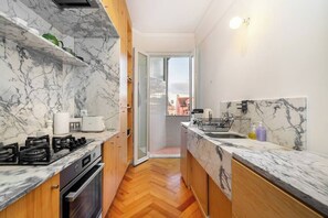 Fridge, oven, stovetop, dishwasher