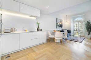 Frigorífico, microondas, horno y placa de cocina