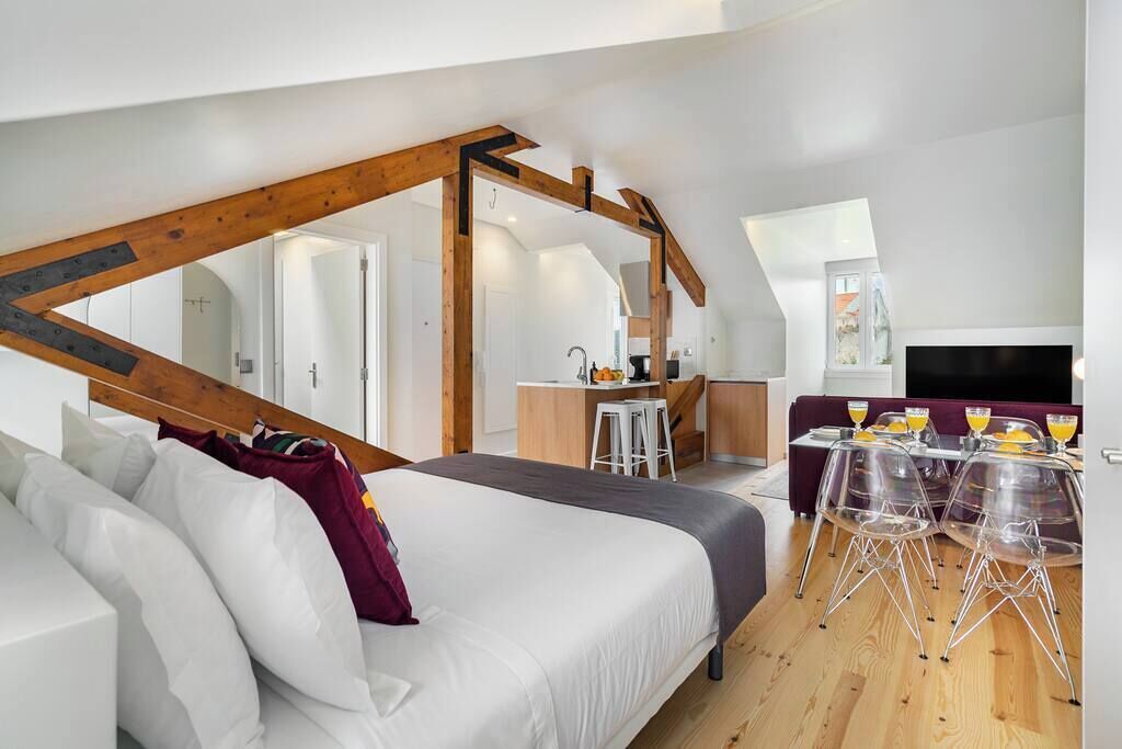 Tabla de planchar con plancha, cuna de viaje, wifi y ropa de cama 