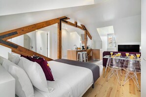 Iron/ironing board, travel crib, WiFi, bed sheets