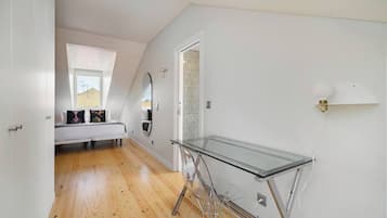 Iron/ironing board, travel crib, WiFi, bed sheets